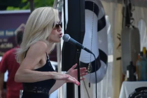 Liza performing live music outdoors for restaurant guests in New Jersey